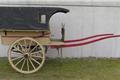 Geveerde tweewielkar met vast zijbord en afneembare kap in het Karrenmuseum Essen